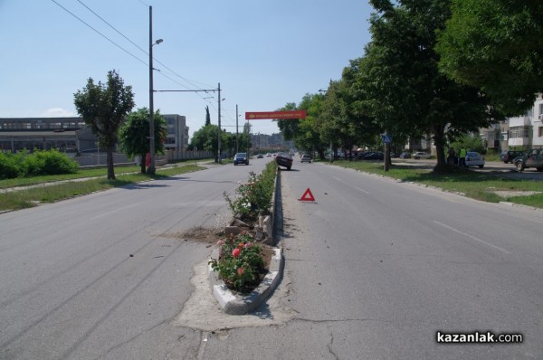 Инцидент качи кола върху саксиите на булеварда днес, няма пострадали (рози)