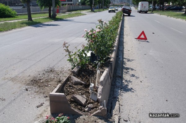 Инцидент качи кола върху саксиите на булеварда днес, няма пострадали (рози)