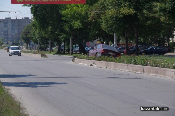 Инцидент качи кола върху саксиите на булеварда днес, няма пострадали (рози)