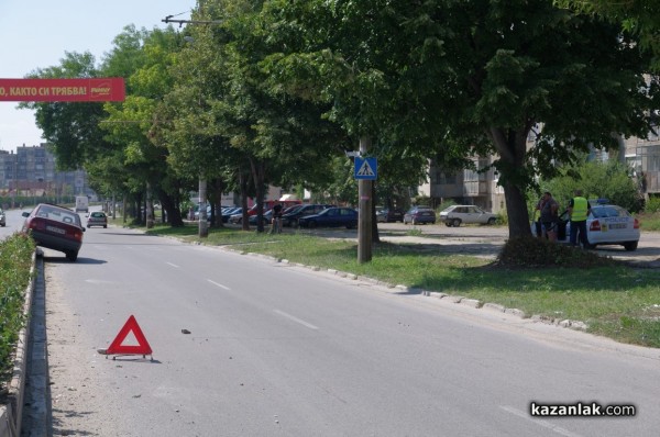 Инцидент качи кола върху саксиите на булеварда днес, няма пострадали (рози)