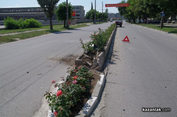 Инцидент качи кола върху саксиите на булеварда днес, няма пострадали (рози)