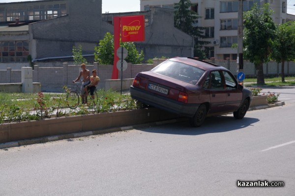 Инцидент качи кола върху саксиите на булеварда днес, няма пострадали (рози)