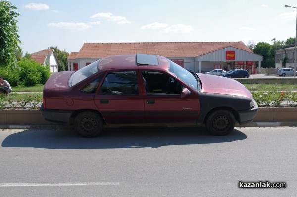 Инцидент качи кола върху саксиите на булеварда днес, няма пострадали (рози)