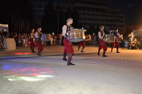 Кметът Галина Стоянова откри 10-те Празници в Долината на тракийските царе, „Чинари“ и „Дивинитас“ взривиха сцената