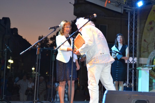 Кметът Галина Стоянова откри 10-те Празници в Долината на тракийските царе, „Чинари“ и „Дивинитас“ взривиха сцената