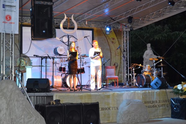 Кметът Галина Стоянова откри 10-те Празници в Долината на тракийските царе, „Чинари“ и „Дивинитас“ взривиха сцената