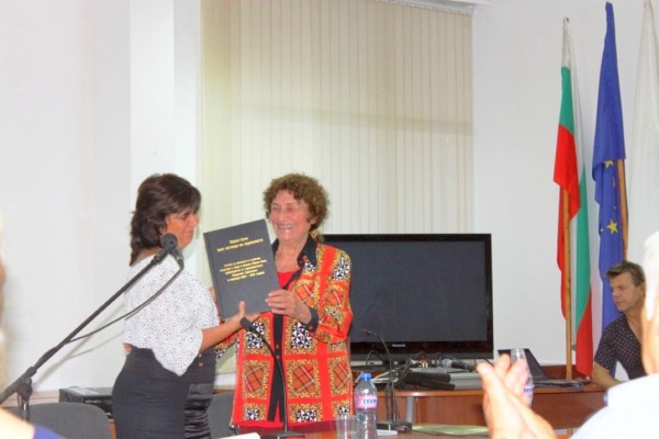 Журналистката от Павел баня Йорданка Трополова бе отличена със “Златно перо“ на СБЖ