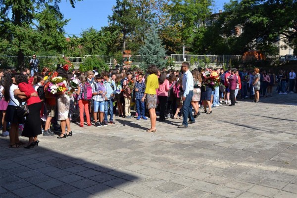 Казанлъшките училища посрещаха Първия учебен ден с много деца и добро настроение