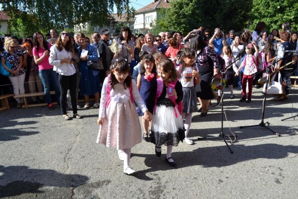 Казанлъшките училища посрещаха Първия учебен ден с много деца и добро настроение