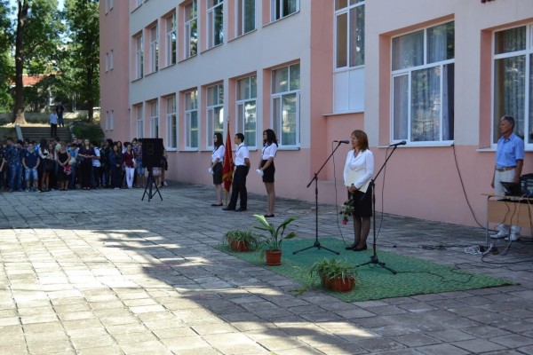 Казанлъшките училища посрещаха Първия учебен ден с много деца и добро настроение