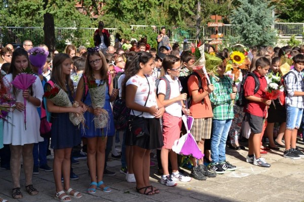 Казанлъшките училища посрещаха Първия учебен ден с много деца и добро настроение