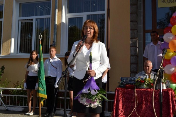 Казанлъшките училища посрещаха Първия учебен ден с много деца и добро настроение