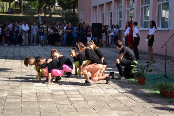 Казанлъшките училища посрещаха Първия учебен ден с много деца и добро настроение