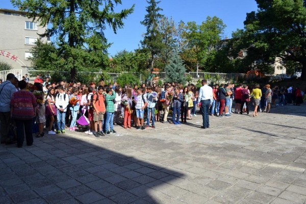 Казанлъшките училища посрещаха Първия учебен ден с много деца и добро настроение