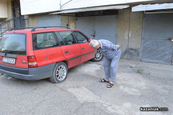 25 коли осъмнаха с нарязани гуми днес пред 31-и блок в западното /допълнена