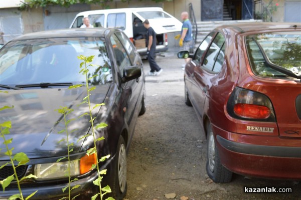 25 коли осъмнаха с нарязани гуми днес пред 31-и блок в западното /допълнена