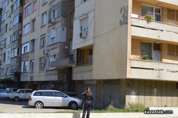 25 коли осъмнаха с нарязани гуми днес пред 31-и блок в западното /допълнена