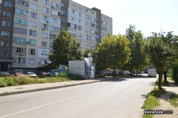 25 коли осъмнаха с нарязани гуми днес пред 31-и блок в западното /допълнена