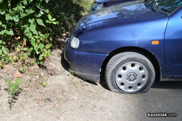 25 коли осъмнаха с нарязани гуми днес пред 31-и блок в западното /допълнена