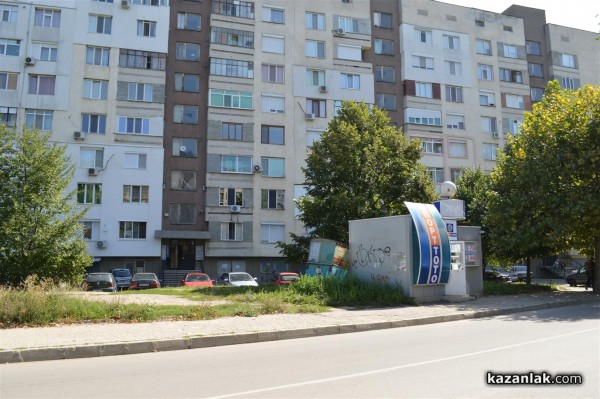 25 коли осъмнаха с нарязани гуми днес пред 31-и блок в западното /допълнена