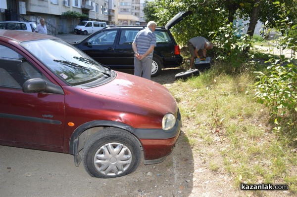 25 коли осъмнаха с нарязани гуми днес пред 31-и блок в западното /допълнена