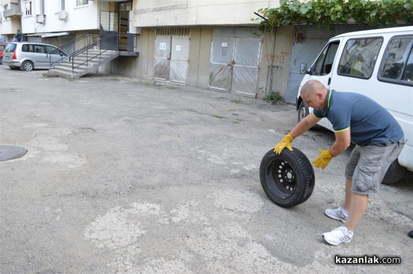 25 коли осъмнаха с нарязани гуми днес пред 31-и блок в западното /допълнена
