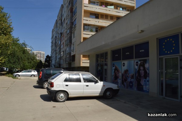 25 коли осъмнаха с нарязани гуми днес пред 31-и блок в западното /допълнена