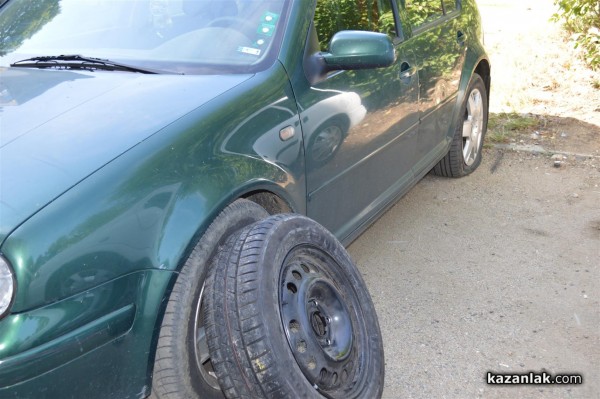 25 коли осъмнаха с нарязани гуми днес пред 31-и блок в западното /допълнена