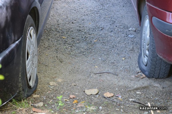 25 коли осъмнаха с нарязани гуми днес пред 31-и блок в западното /допълнена