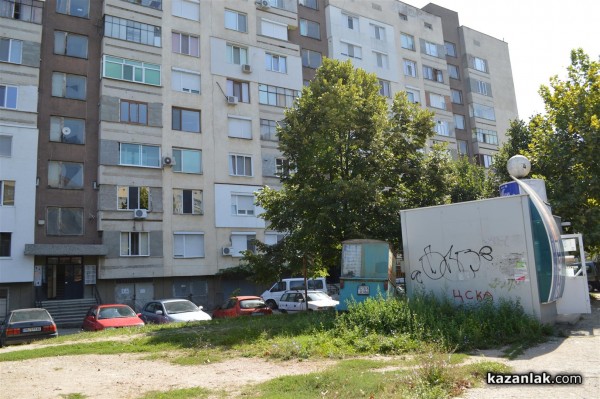 25 коли осъмнаха с нарязани гуми днес пред 31-и блок в западното /допълнена