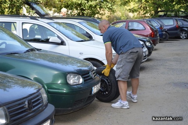 25 коли осъмнаха с нарязани гуми днес пред 31-и блок в западното /допълнена