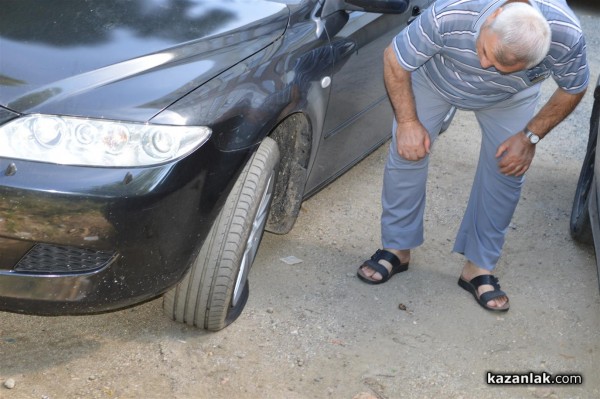 25 коли осъмнаха с нарязани гуми днес пред 31-и блок в западното /допълнена