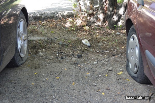 25 коли осъмнаха с нарязани гуми днес пред 31-и блок в западното /допълнена