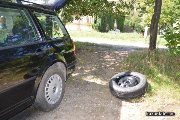 25 коли осъмнаха с нарязани гуми днес пред 31-и блок в западното /допълнена