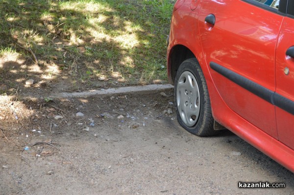 25 коли осъмнаха с нарязани гуми днес пред 31-и блок в западното /допълнена