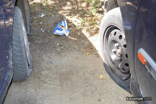 25 коли осъмнаха с нарязани гуми днес пред 31-и блок в западното /допълнена