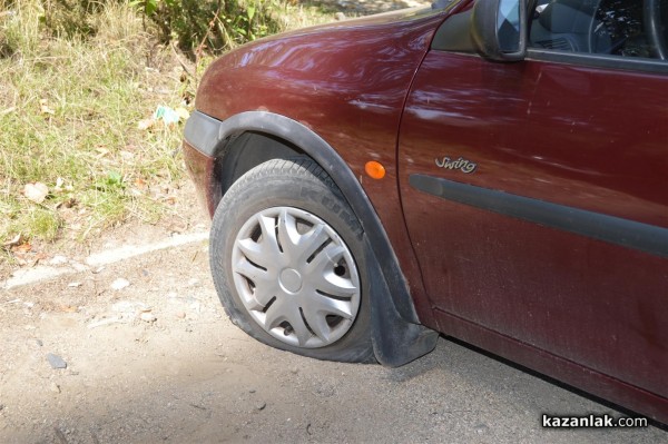 25 коли осъмнаха с нарязани гуми днес пред 31-и блок в западното /допълнена