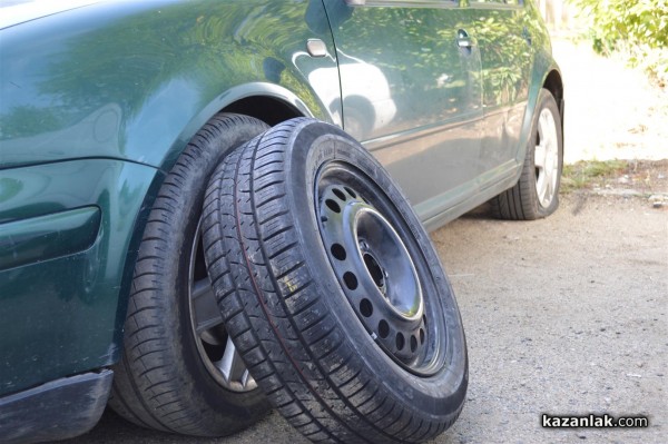 25 коли осъмнаха с нарязани гуми днес пред 31-и блок в западното /допълнена