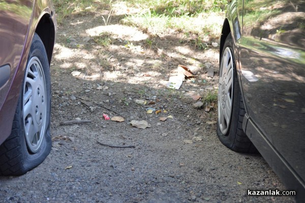 25 коли осъмнаха с нарязани гуми днес пред 31-и блок в западното /допълнена