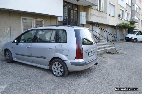 25 коли осъмнаха с нарязани гуми днес пред 31-и блок в западното /допълнена