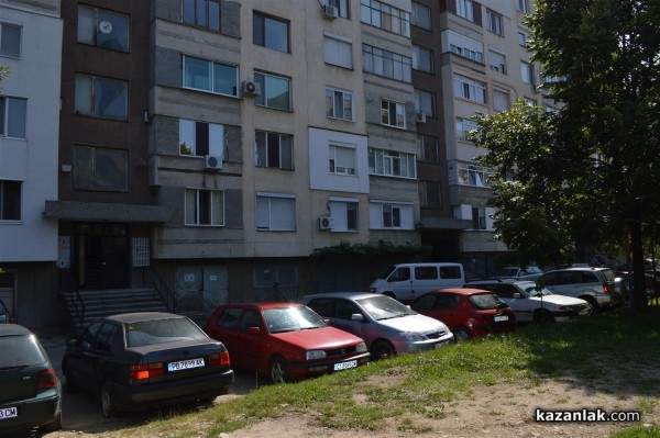 25 коли осъмнаха с нарязани гуми днес пред 31-и блок в западното /допълнена