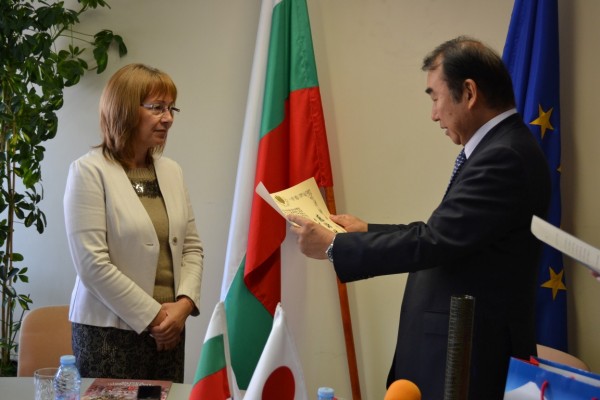 Посланикът на Япония Такаши Коидзуми връчи почетна грамота на кмета на Община Казанлък  Галина Стоянова