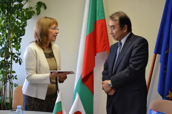 Посланикът на Япония Такаши Коидзуми връчи почетна грамота на кмета на Община Казанлък  Галина Стоянова