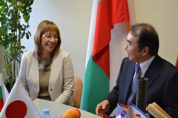 Посланикът на Япония Такаши Коидзуми връчи почетна грамота на кмета на Община Казанлък  Галина Стоянова