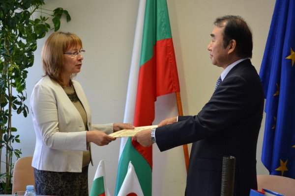 Посланикът на Япония Такаши Коидзуми връчи почетна грамота на кмета на Община Казанлък  Галина Стоянова