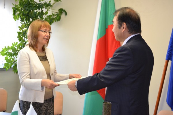 Посланикът на Япония Такаши Коидзуми връчи почетна грамота на кмета на Община Казанлък  Галина Стоянова