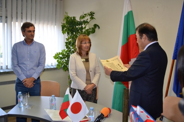 Посланикът на Япония Такаши Коидзуми връчи почетна грамота на кмета на Община Казанлък  Галина Стоянова