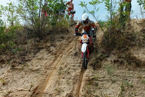 Близо 100 участника в Ендуро-X Alba Damascena