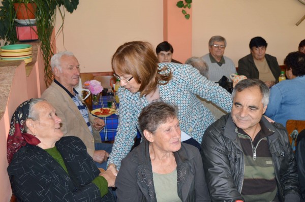 Пенсионерите в с. Копринка получиха екскурзия в България по повод празника си