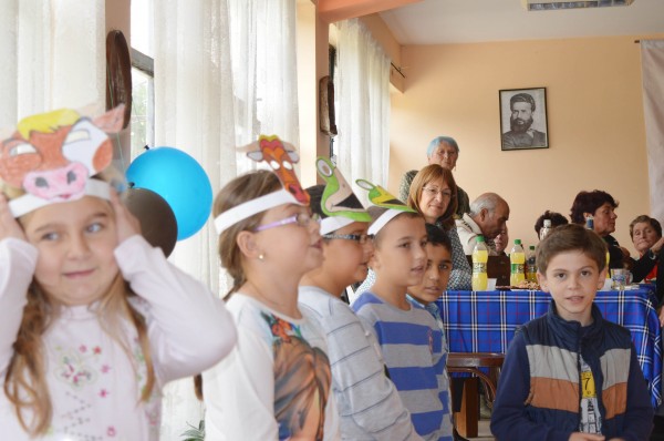 Пенсионерите в с. Копринка получиха екскурзия в България по повод празника си